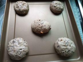 放温暖处盖保鲜膜进行二发，发1.5-2倍大，表面割口，筛面粉