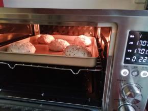 烤箱中层上下火170℃预热5分钟，烤22-25分钟，上色满意及时盖锡纸