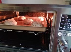 烤箱中层上下火170℃预热5分钟，烤22-25分钟，上色满意及时盖锡纸