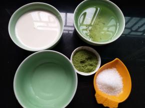 材料准备好，吉利丁片泡冷水，需要泡软