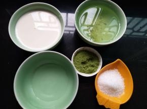 材料准备好，吉利丁片泡冷水，需要泡软