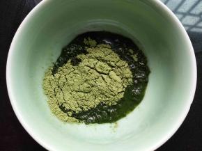 青汁和凉白开水一起