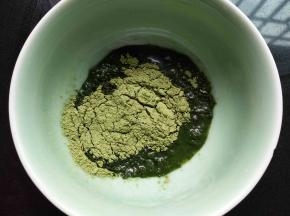 青汁和凉白开水一起