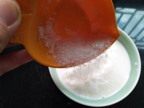 细砂糖倒入纯牛奶里