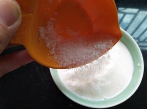 细砂糖倒入纯牛奶里