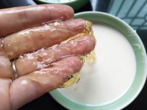 沥干水分，放入牛奶里