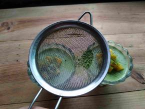 表面筛少量的青汁粉