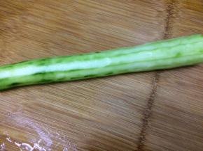 黄瓜洗净去掉两头