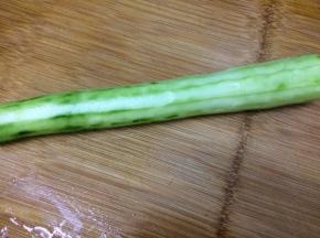 黄瓜洗净去掉两头
