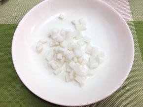 将剩下的椰子肉切成小粒