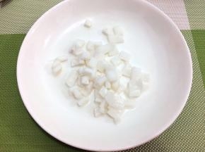 将剩下的椰子肉切成小粒