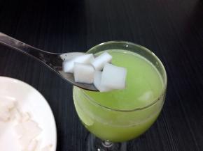 加入剩下的椰肉到杯中