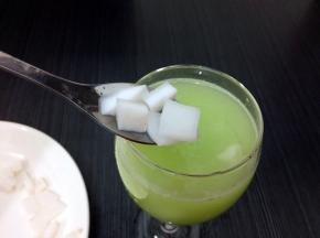 加入剩下的椰肉到杯中
