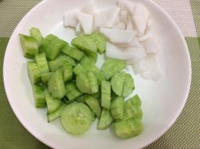 将黄瓜和一半的椰子肉切成小块