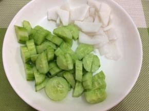将黄瓜和一半的椰子肉切成小块