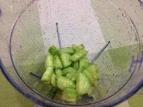 将切好的食材倒入料理杯中