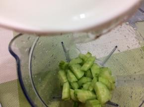 将椰子汁倒入杯中