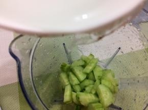 将椰子汁倒入杯中