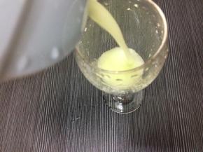 打好的黄瓜椰子汁倒入杯中