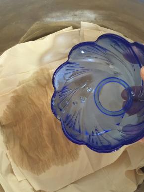 把15克左右的水倒在纸巾上！（水不要太多，把纸巾浸湿即可！）