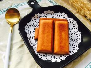 出炉后，放置晾凉架冷却，第一天吃，外壳是脆的，密封保存，蛋糕回油变软。