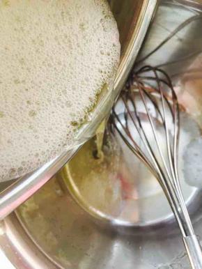 将蛋清倒入软化的水饴中，搅拌均匀，期间蛋清应该是透明清澈的