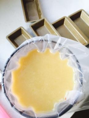 将搅拌好的糊糊装入裱花袋