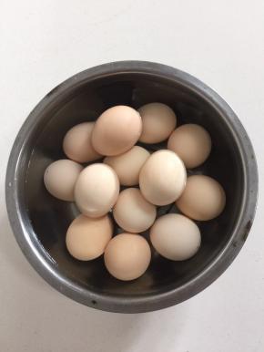 煮好的鸡蛋放在冷水中冷却一下！