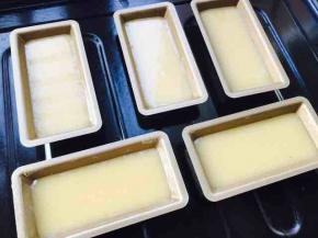 倒入模具，八分满即可！烤箱210度，烤制10至15分钟，根据自己烤箱调节温度，表面变成茶色即可