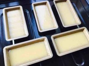 倒入模具，八分满即可！烤箱210度，烤制10至15分钟，根据自己烤箱调节温度，表面变成茶色即可