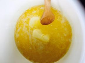 两种黄油置于锅中，小火焦化，要适当搅拌