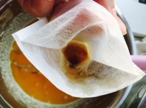 取一个一次性茶包，将之前焦化的黄油过滤一下