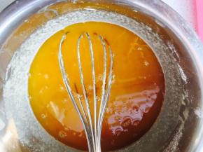 焦化黄油保持在50度，倒入蛋糊中。还是搅拌100下