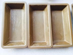 模具涂抹黄油，注意！涂抹普通黄油！