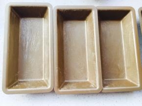 模具涂抹黄油，注意！涂抹普通黄油！