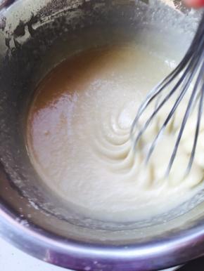 搅拌不要偷懒哦，开始搅拌较为费力，慢慢的它会变成略稠的糊状