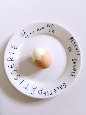 很轻松的就把蛋壳剥下来啦！