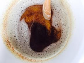 待黄油变成棕色，离火，锅中有沉淀没关系，一会儿会过滤掉它