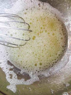 蛋清隔水搅打升温，不要太用力，出一些泡泡没关系的，蛋清温度控制在60度左右