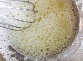 蛋清隔水搅打升温，不要太用力，出一些泡泡没关系的，蛋清温度控制在60度左右