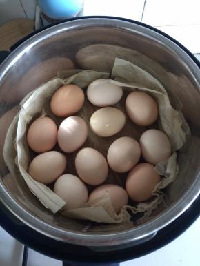 把洗干净的鸡蛋整齐地摆放在电压力锅内！