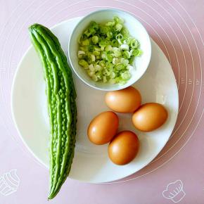 把鸡蛋和苦瓜都洗干净，切好葱花备用。