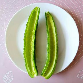 苦瓜从中间切开，挖去里面的瓤，尤其是那层白色的一定不要留下，因为那是苦瓜苦的根源，当然如果你说就爱那个苦劲儿，那就另当别论了哈！