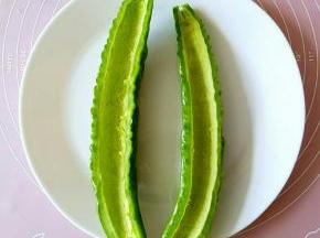 苦瓜从中间切开，挖去里面的瓤，尤其是那层白色的一定不要留下，因为那是苦瓜苦的根源，当然如果你说就爱那个苦劲儿，那就另当别论了哈！