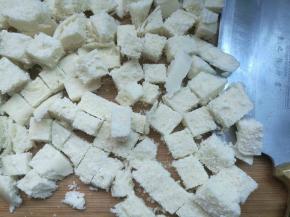 剩馒头切成丁。