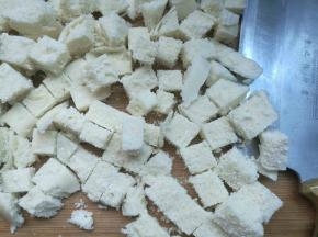 剩馒头切成丁。