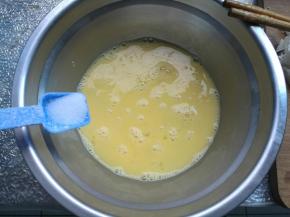 鸡蛋打散，加入料酒15克，盐3克，搅拌均匀。