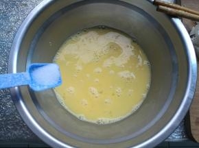 鸡蛋打散，加入料酒15克，盐3克，搅拌均匀。