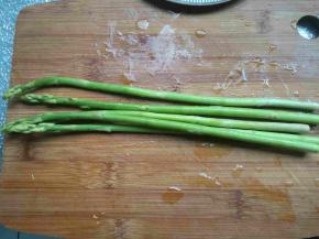 芦笋洗净。
