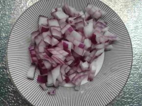 洋葱切碎。